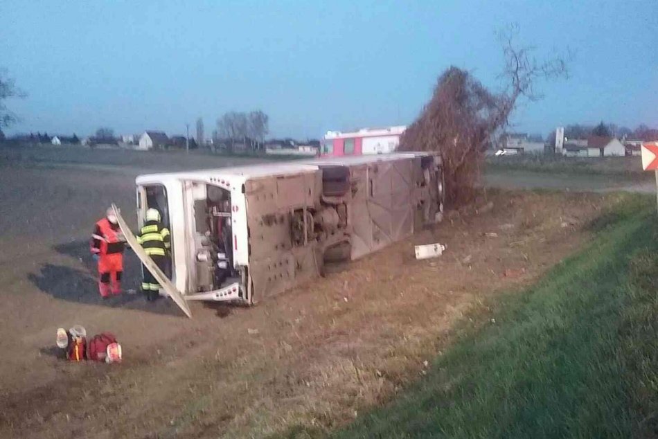 Nehoda autobusu neďaleko Galanty