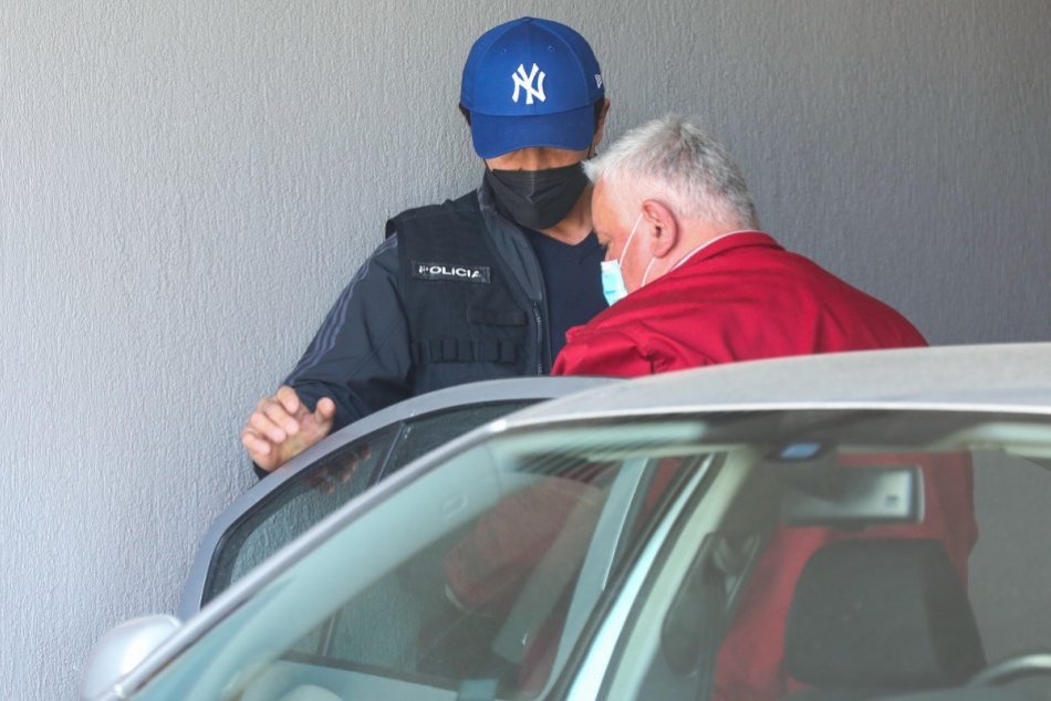 Obvinený Ján Slota prichádza na pojednávanie