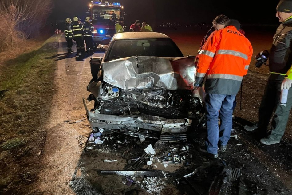 Tragická nehoda autobusu a dvoch áut za Prievidzou