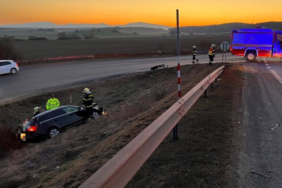V OBRAZOCH: Pri čelnej zrážke neďaleko Zvolena sa zranili 4 ľudia