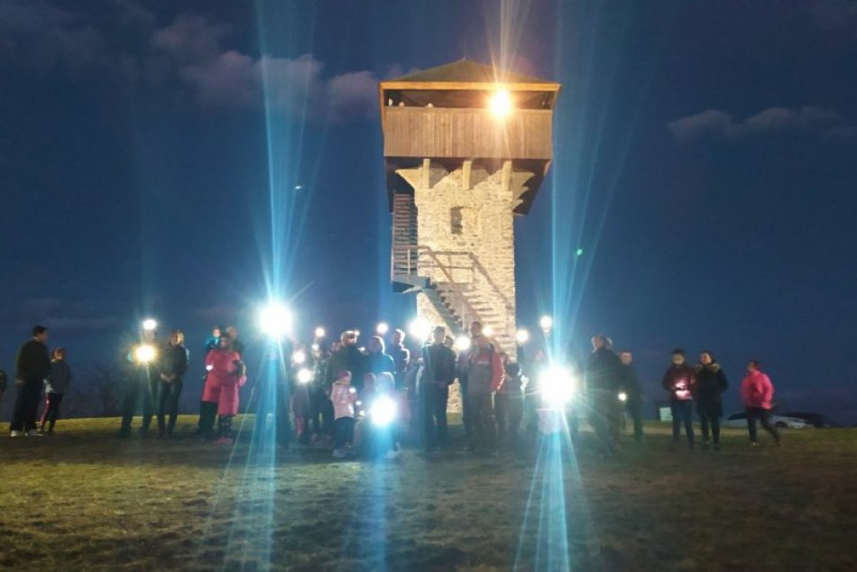 V OBRAZOCH: Svetelný signál opäť spojil hrady popri Hrone