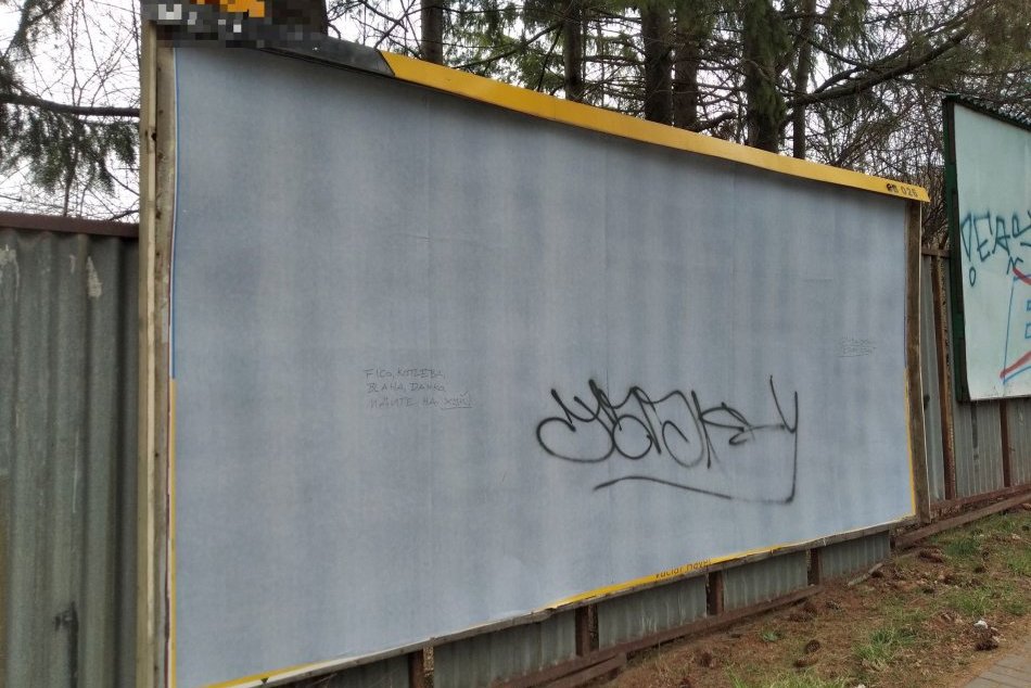 V OBRAZOCH: Na prázdnych billboardoch pribudli odkazy Putinovi a lídrom opozície