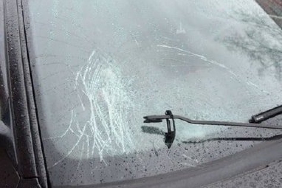 FOTO: Nehoda na Ďumbierskej ulici v Banskej Bystrici, auto zrazilo chlapca