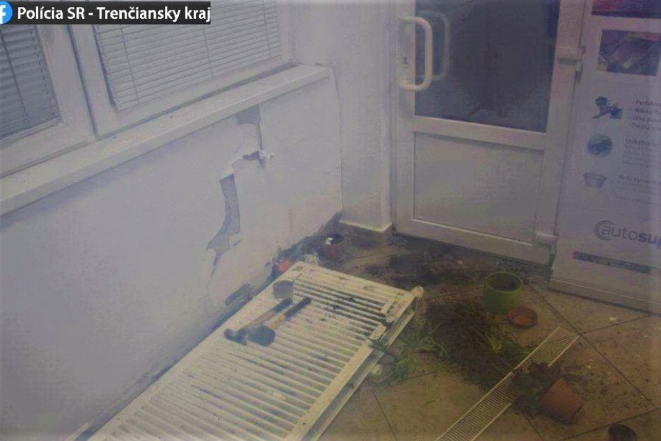 FOTO: Vodička v Považskej pod vplyvom alkoholu narazila do dvoch áut a penziónu