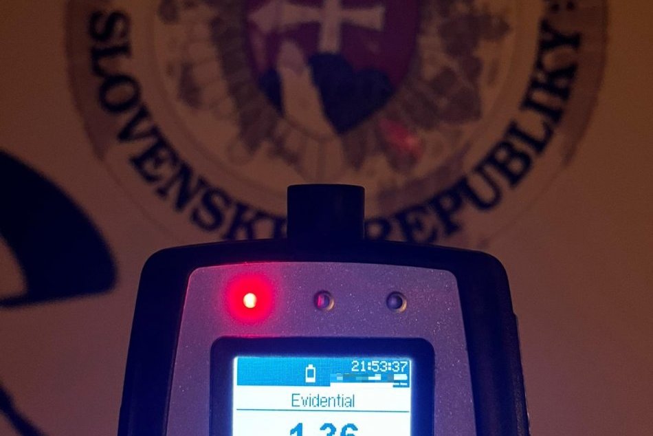 FOTO: Dvadsaťpäťročný opitý vodič na Peugeote narazil v Trenčíne do stromu