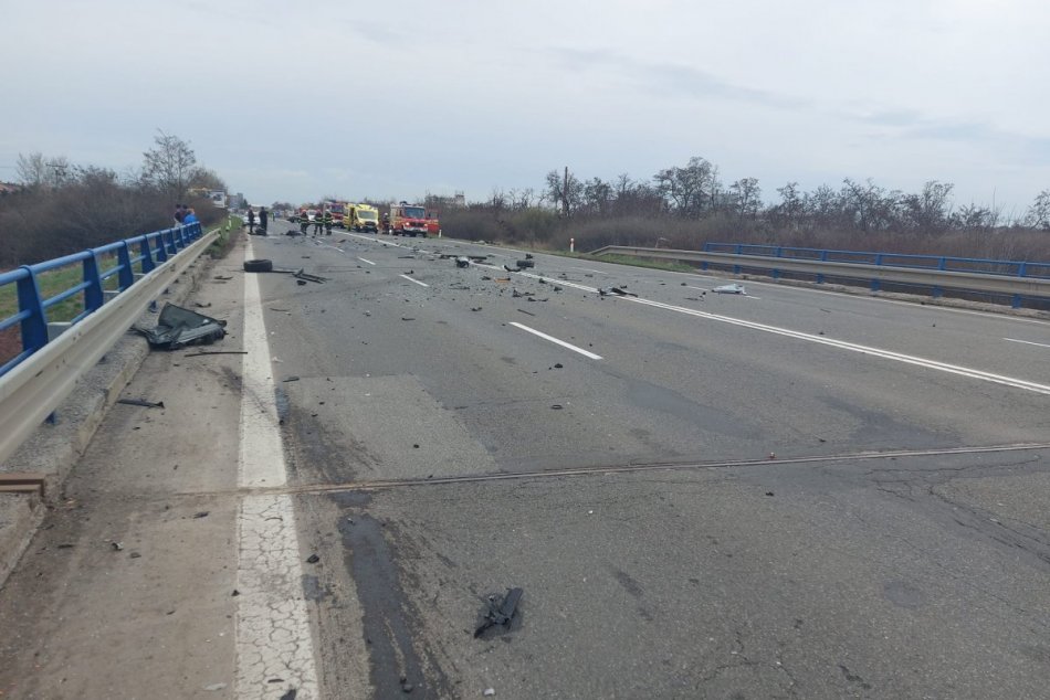 Zrážka dvoch áut si vyžiadala tri ľudské životy