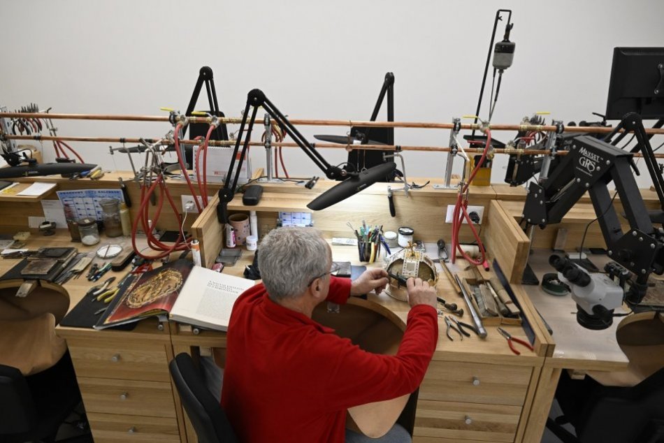 Zlatník Augustín Hôrka vyrába v Trenčíne repliku uhorskej kráľovskej koruny