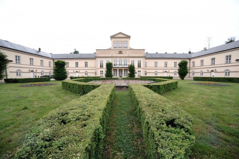 Kaštieľ a vodárenská veža v Palárikove