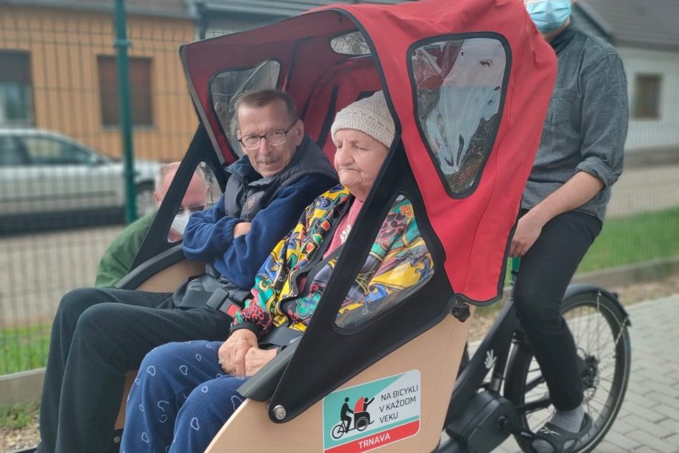 Novinka v uliciach Trnavy. Rikša pre seniorov