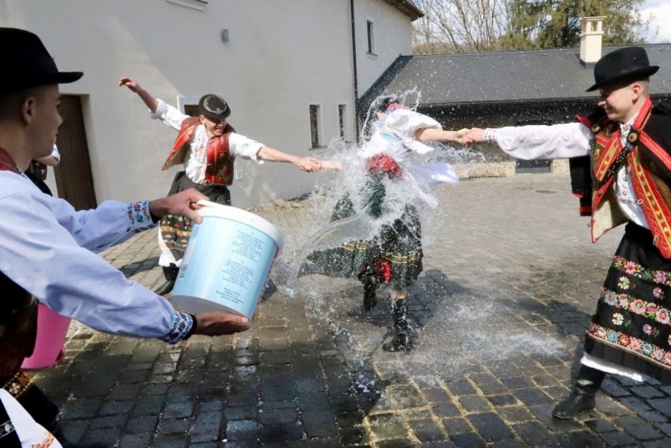 V OBRAZOCH: Tradičná veľkonočná oblievačka na Podpoľaní