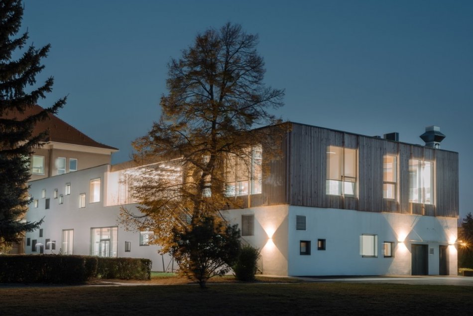 Prístavba pavilónu školy v Trnave bojuje o prestížne ocenenie
