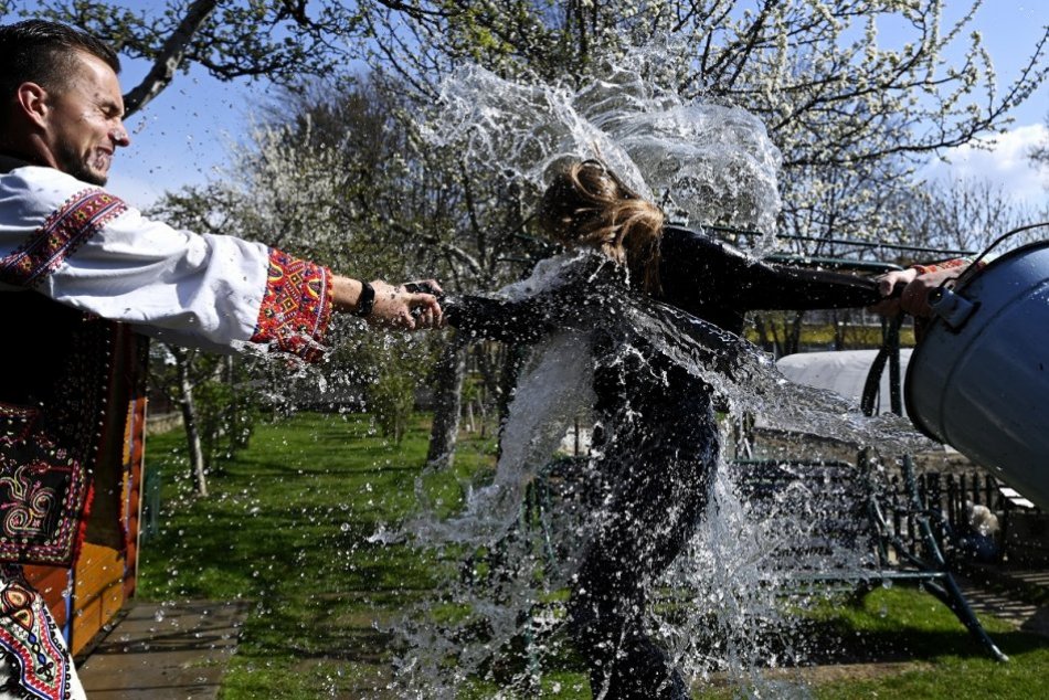 FOTO: Veľkonočná oblievačka so šibačkou v obci Trenčianska Teplá