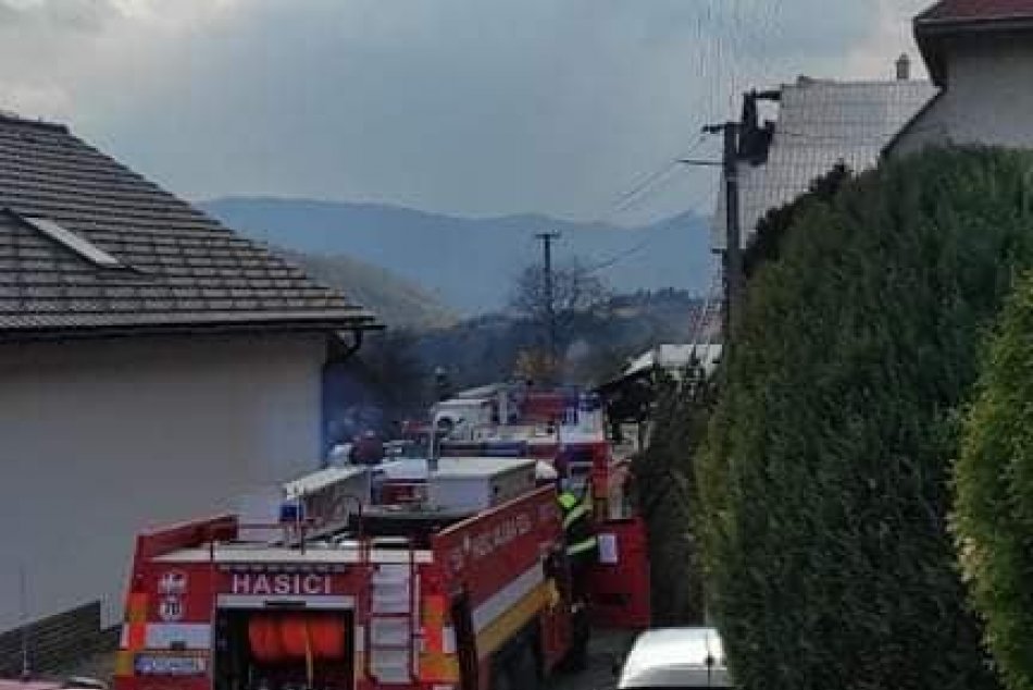 FOTO: Pri požiari prístrešku v Čavoji sa zranila jedna osoba