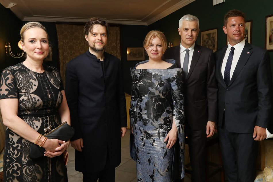 Prezidentka sa obliekla štýlové šaty