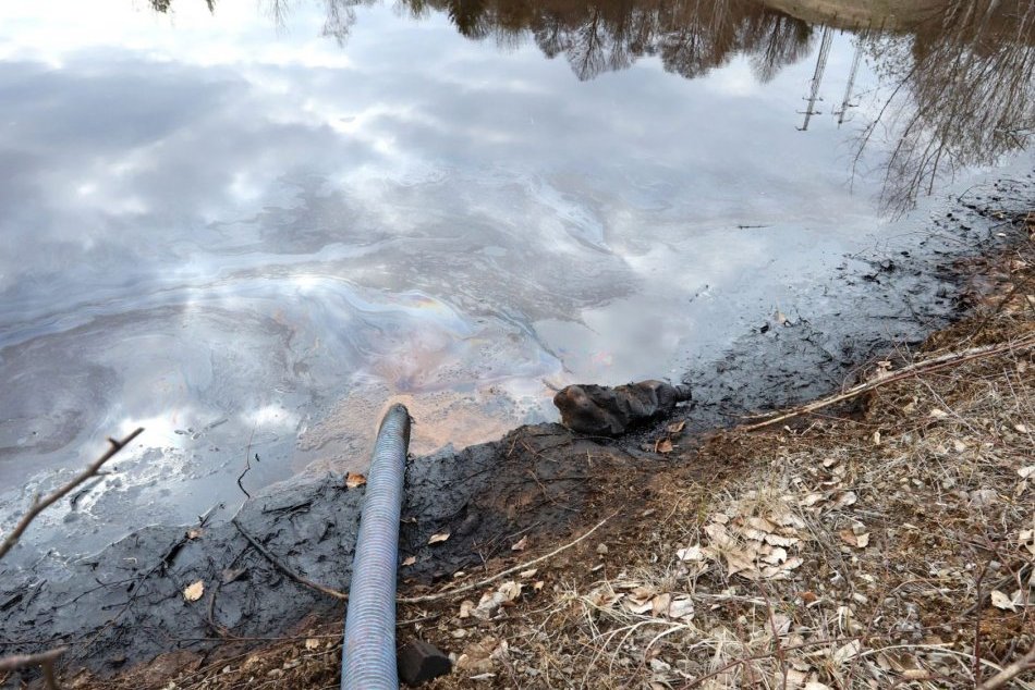 V OBRAZOCH: V obci Predajná sa začalo s čistením toxických gudrónových jám