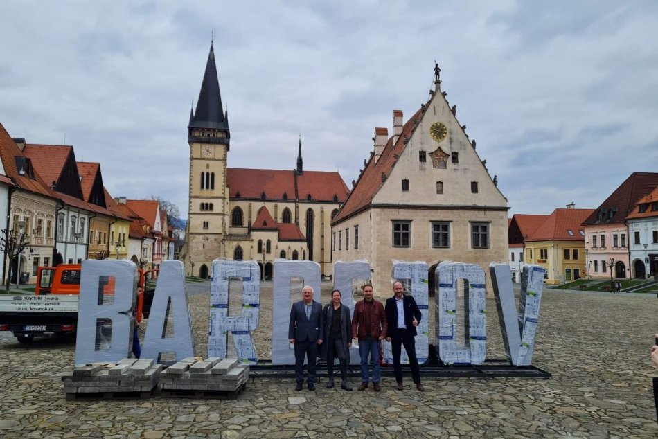 Objektívom: Veľký nápis Bardejov už tróni v strede námestia