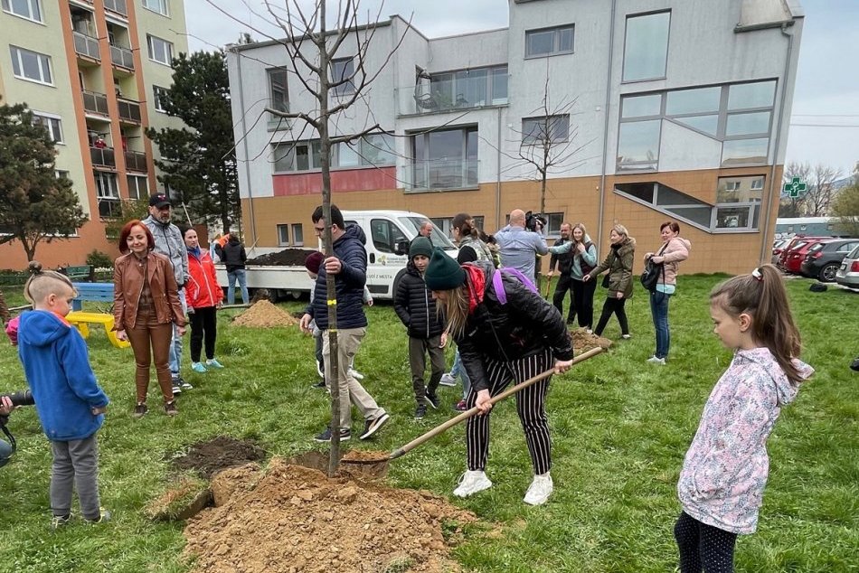 FOTO: Ukrajinsko-slovenské priateľstvo pripomína v Prievidzi päť líp