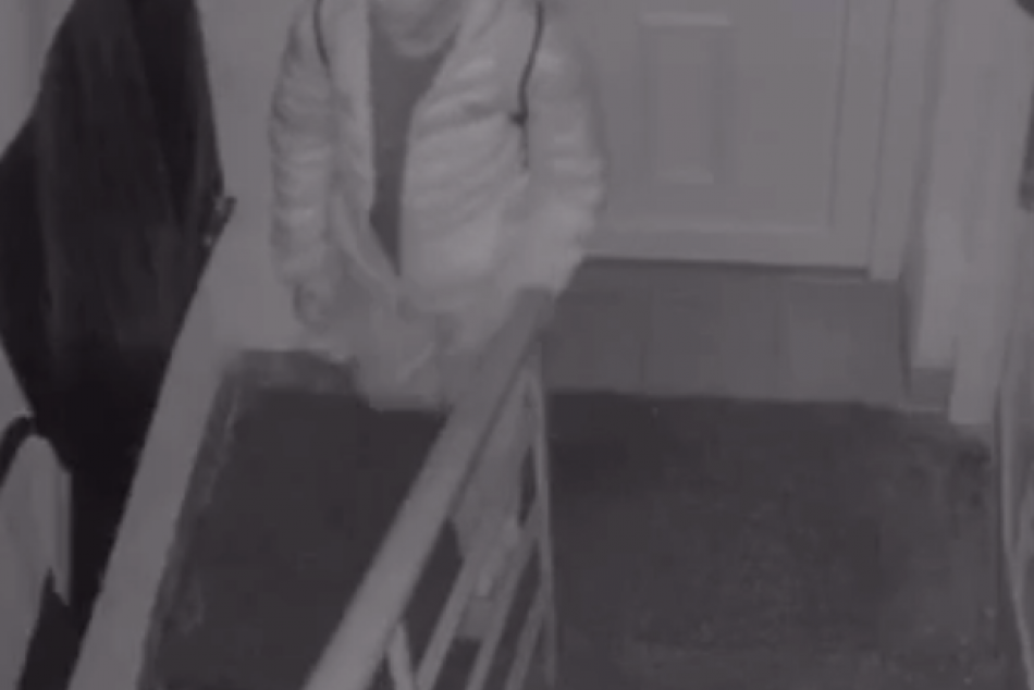 FOTO: Po krádeži na Hviezdoslavovej ulici v Trenčíne sa hľadá tento muž