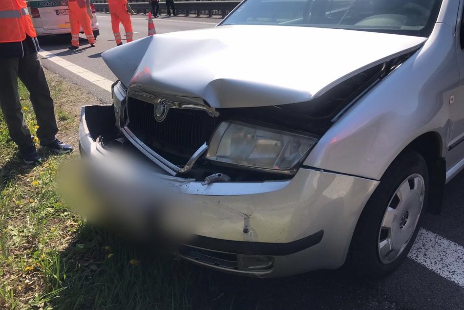 V OBRAZOCH: Zábery zo zrážky kamióna s autom