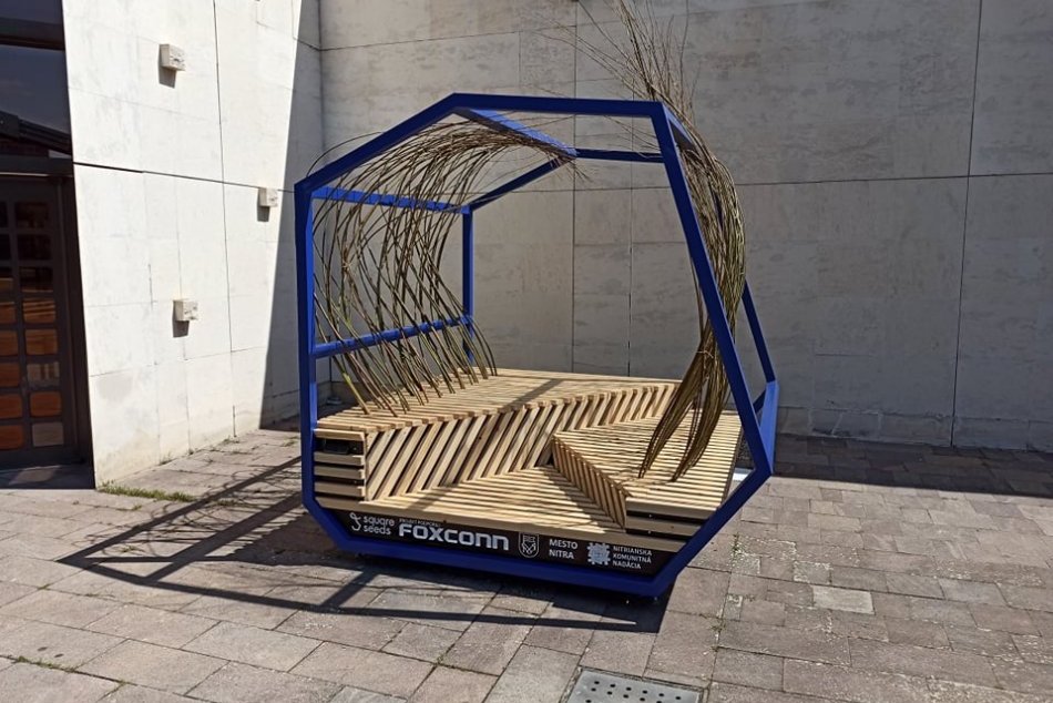 Nové dizajnové posedenie pred Divadlom Andreja Bagara v Nitre