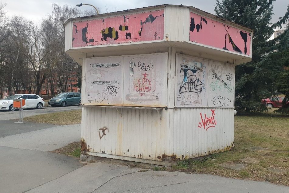 Staré a nevyužívané stánky na Terase