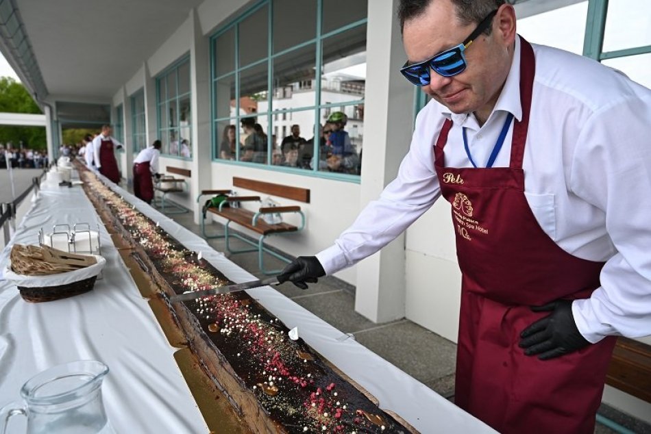 Na Kolonádovom moste v Piešťanoch sa krájala 110-metrová torta