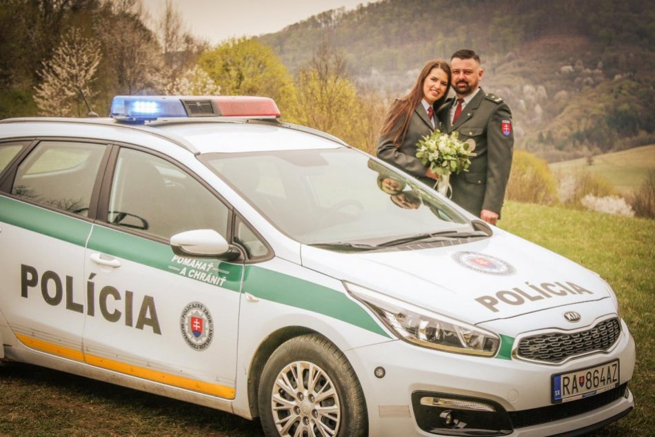 V OBRAZOCH: Párik policajtov si povedal svoje ÁNO