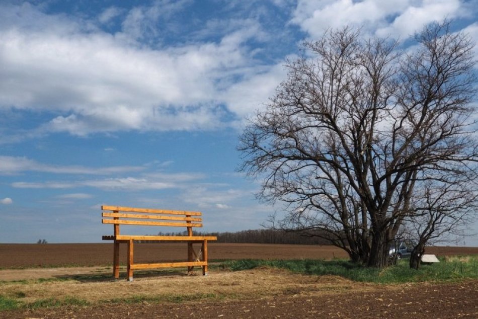 Mega lavička v Pate