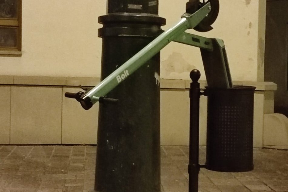 Objektívom: V Prešove sa so zelenými kolobežkami ľudia nekašlú