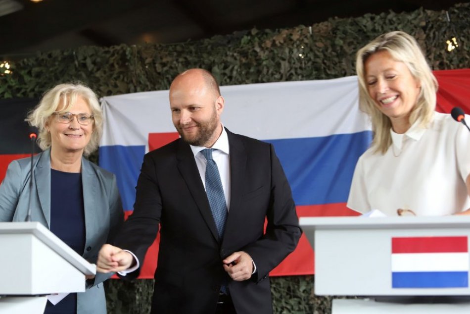 V OBRAZOCH: Naď navštívil Sliač spolu s nemeckou a holandskou ministerkou obrany