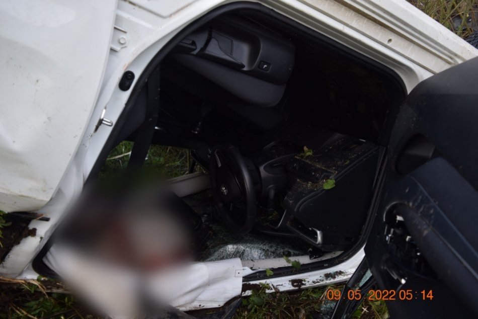 V OBRAZOCH: Pri nehode na Horehroní skončilo auto na streche