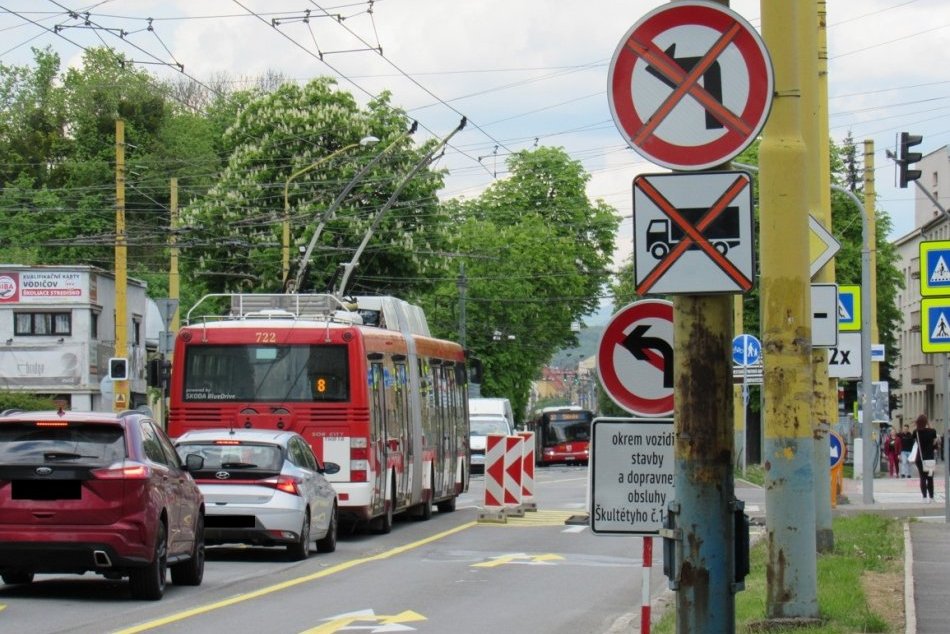 Objektívom: Aktuálne zábery zo Škultétyho, kde uzavreli most v havarijnom stave