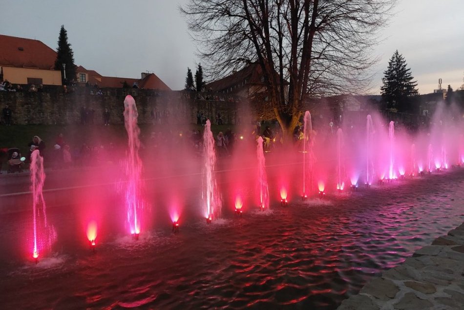 Objektívom: Svetelné fontány v Bardejove majú osobité čaro