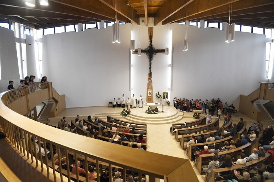 Na košickom Sídlisku Ťahanovce posvätili nový kostol