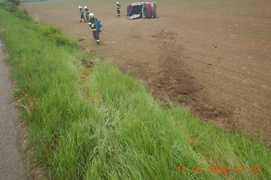 V OBRAZOCH: Neďaleko Očovej skončilo auto prevrátené na poli
