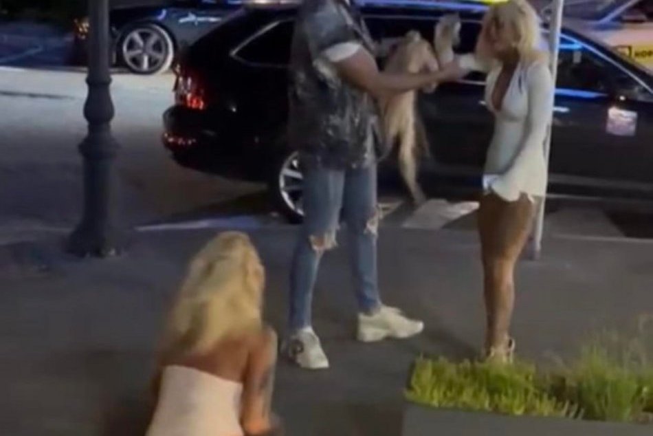 V OBRAZOCH: Počas bitky blondín lietali päste, príčesky aj silikóny