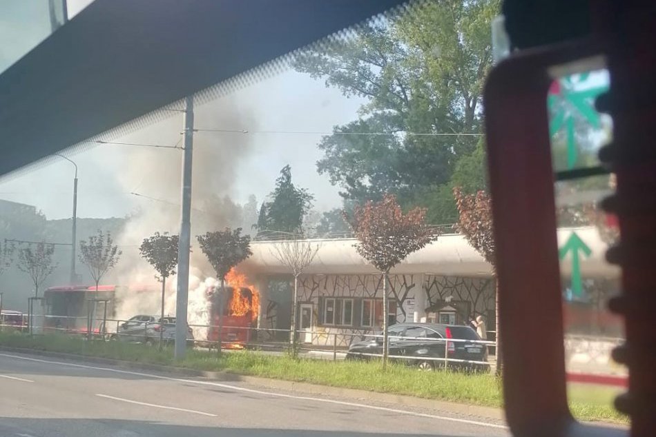 Objektívom: Horiaci autobus na Bratislavskej Patrónke