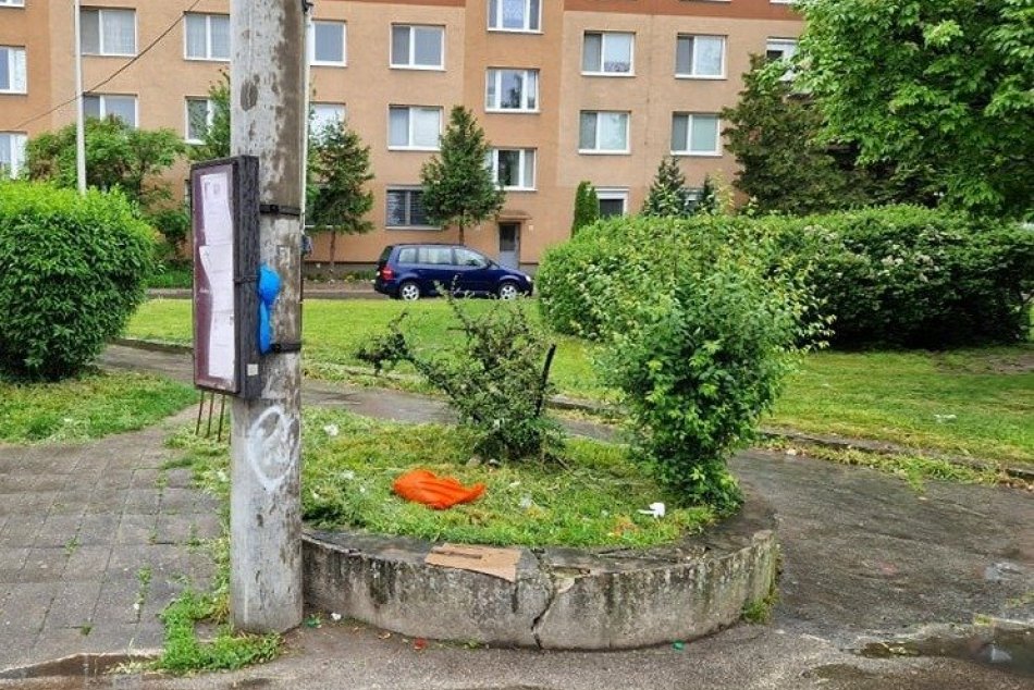 Mesto zrušilo múrik, na ktorom vysedávali bezdomovci