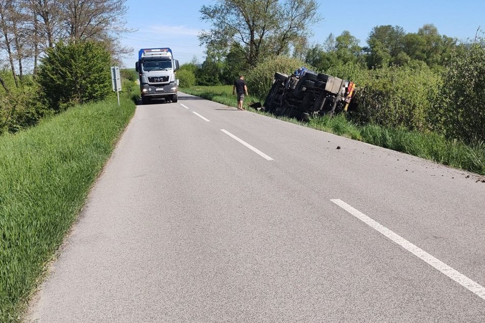 V OBRAZOCH: Kamión na Podpoľaní skončil prevrátený na boku