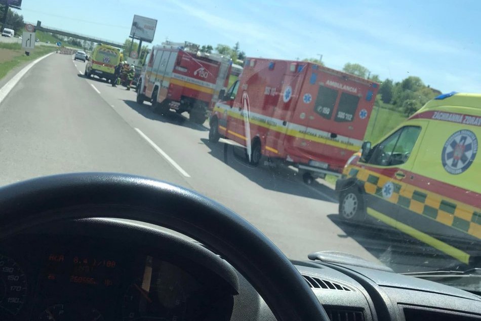 V OBRAZOCH: Nehoda 3 áut na rýchlostnej ceste R1