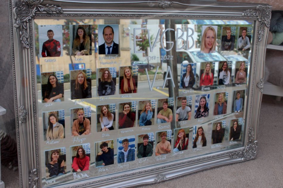 V OBRAZOCH: Výklady bystrických obchodov zdobia tablá maturantov