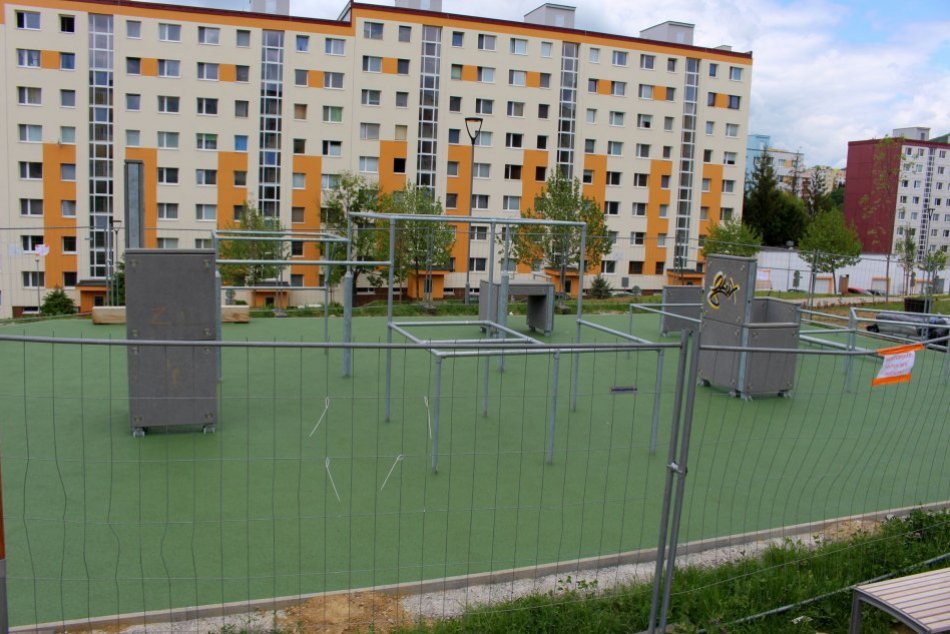 V OBRAZOCH: Obnova vnútrobloku na Sitnianskej sa blíži do finále