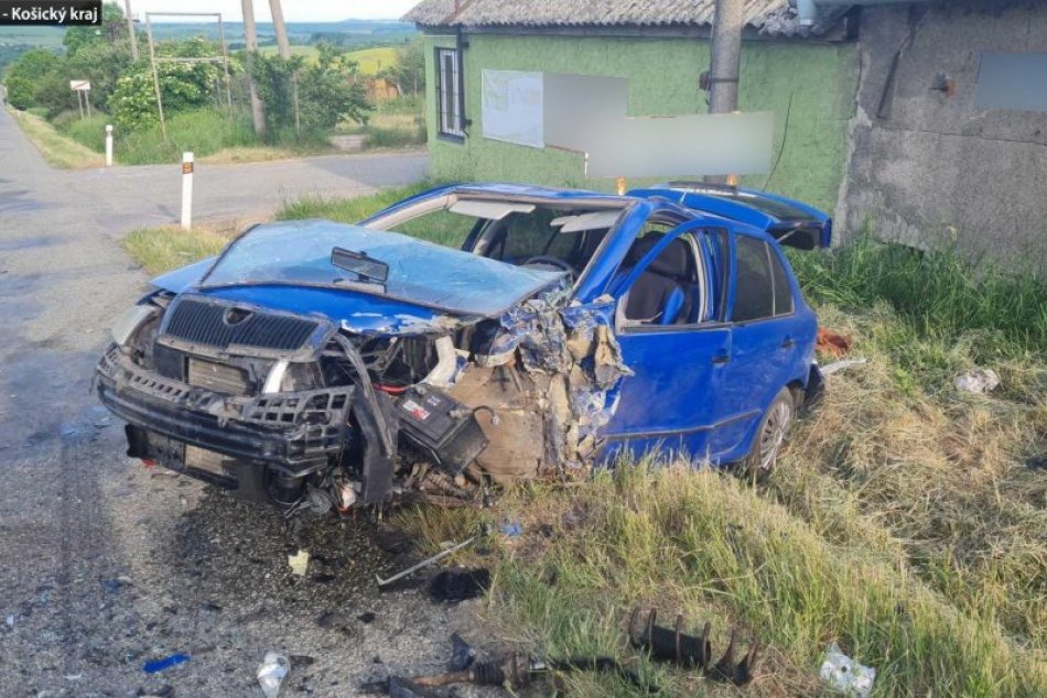V OBRAZOCH: Pri vážnej nehode sa zranili 4 osoby