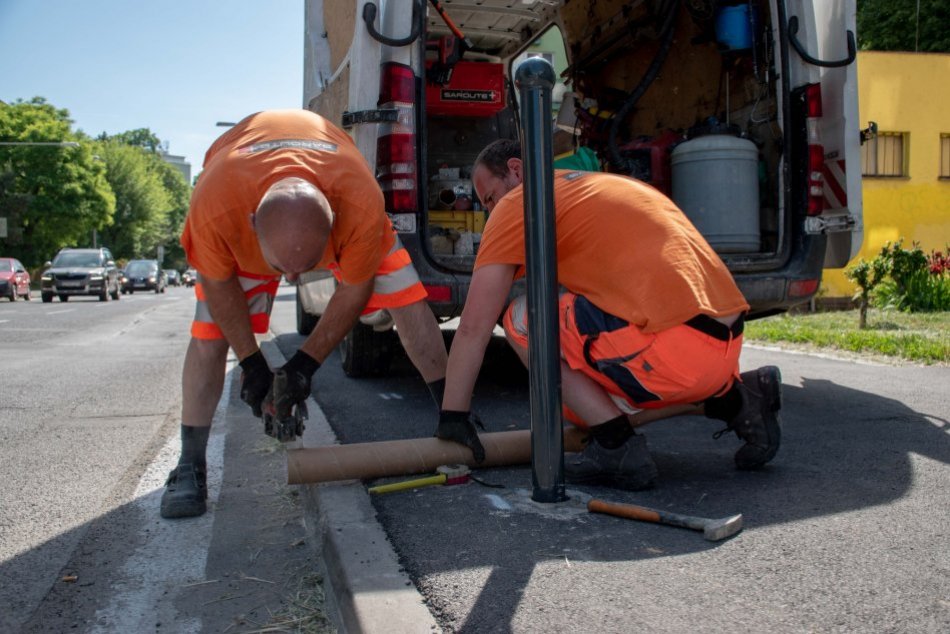 Bezpečnostné stĺpiky na chodníku v Nitre