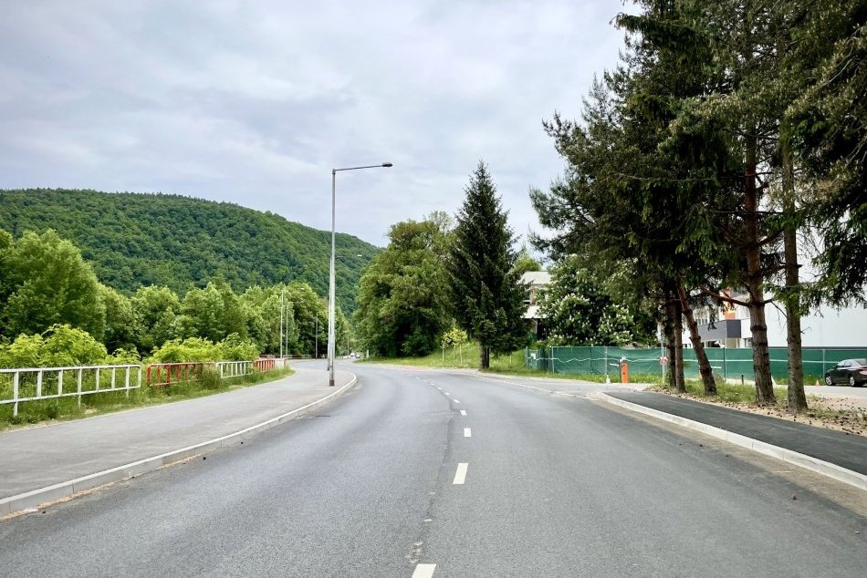 V OBRAZOCH: Mesto obnovilo opravu Hutnej ulice