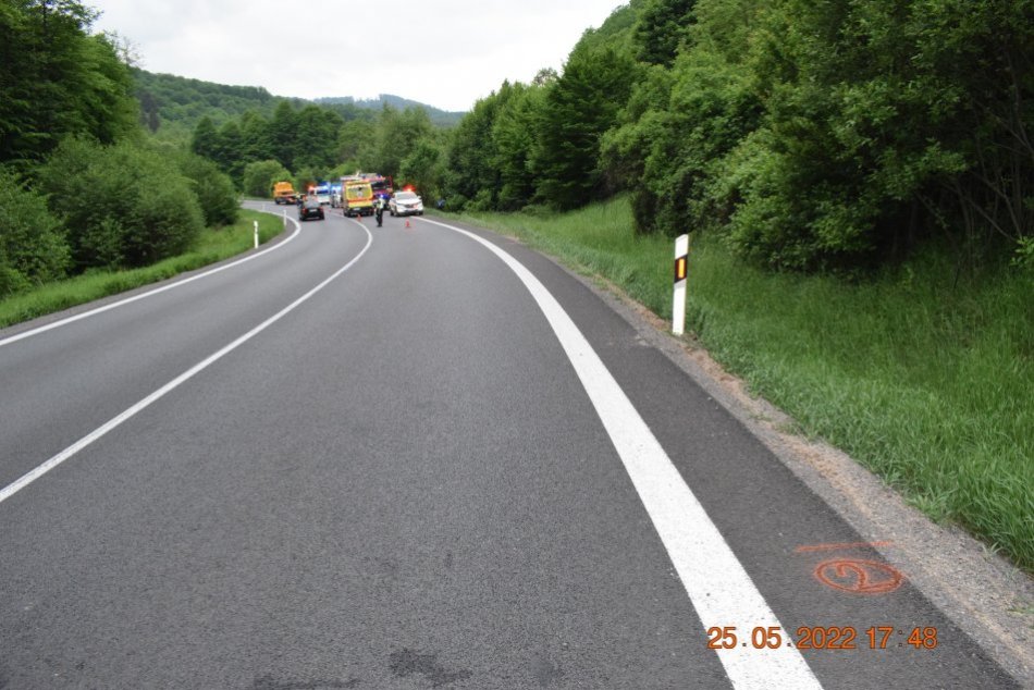 V OBRAZOCH: Opitý vodič zišiel s autom mimo cesty