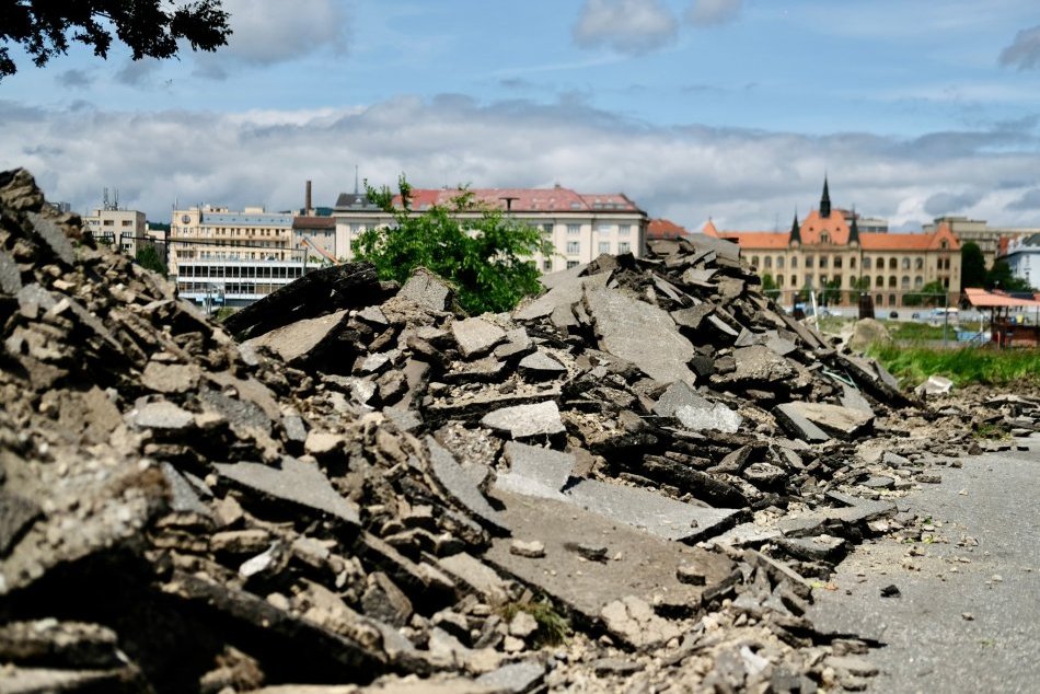 Práce v okolí pamätníka D. Tupého na Tyršovom nábreží