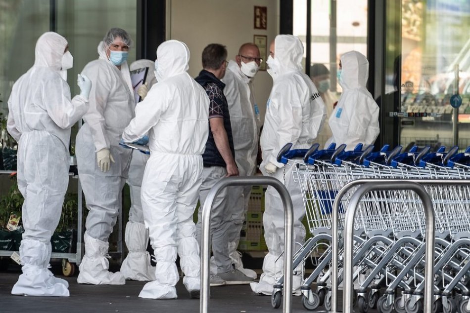 FOTO: Muž v supermarkete zastrelil ženu, potom si siahol na život