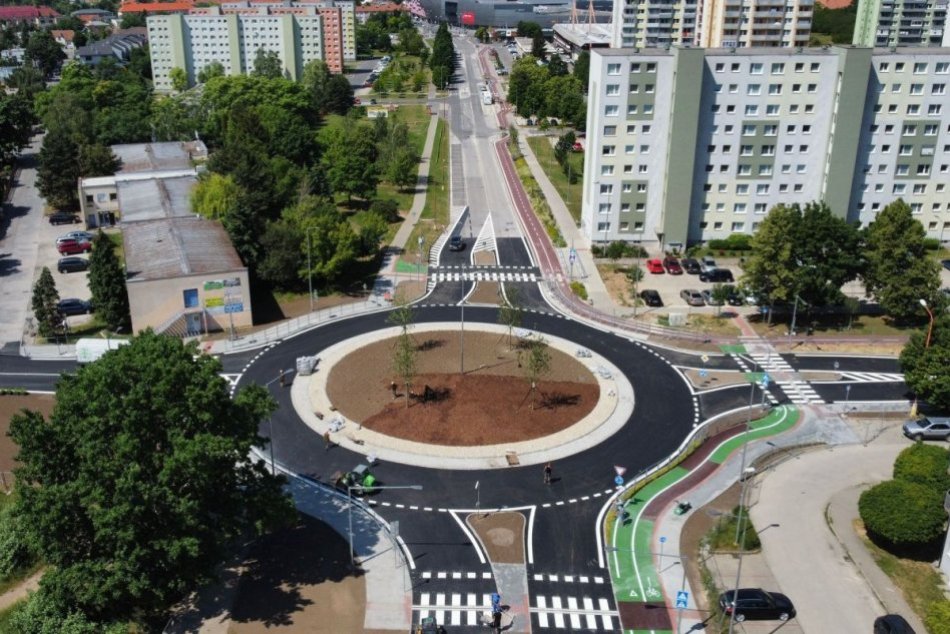 Nová okružná križovatka na Družbe