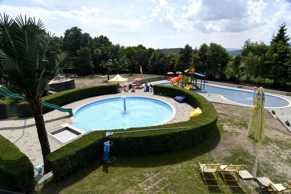 Kúpalisko so slanou vodou v areáli Penziónu Aqua Maria Veľaty